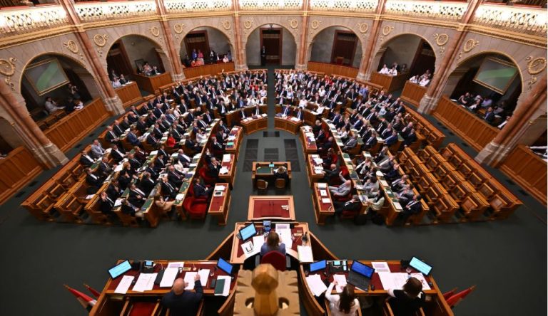 Hungaria vendos kufi për kryeministrin: maksimumi 8 vjet, në fokus rikthimi i Orbánit