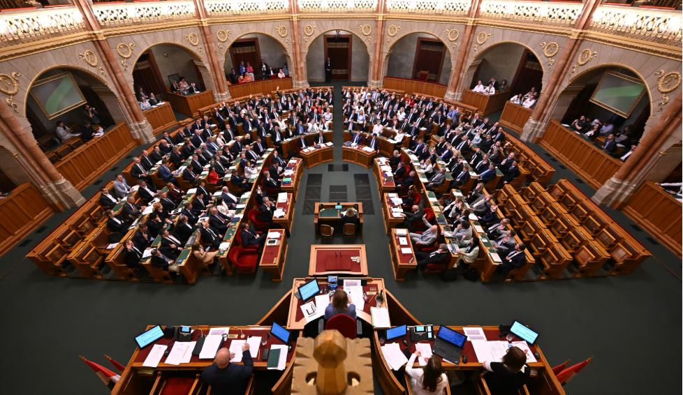 Hungaria vendos kufi për kryeministrin: maksimumi 8 vjet, në fokus rikthimi i Orbánit