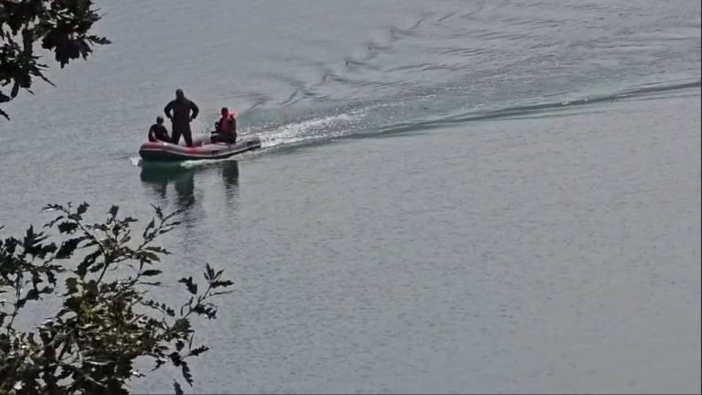 Kërkimet në Liqenin e Ulëzës për 37-vjeçarin vijojnë, policia jep versionin e ngjarjes