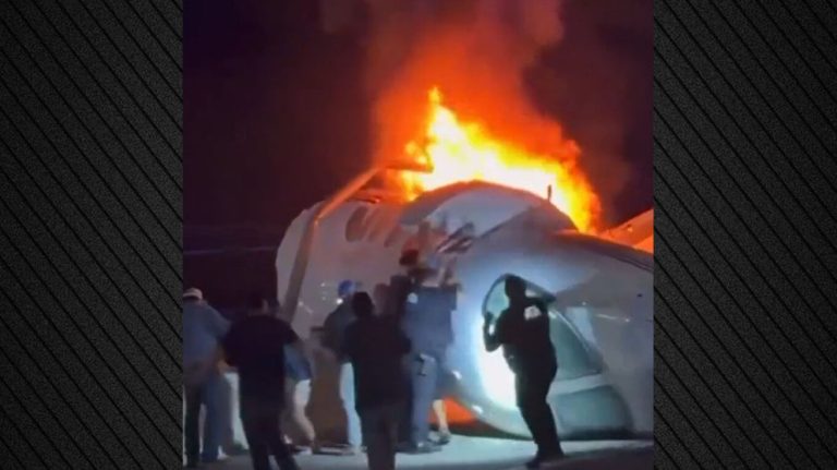 Avion privat rrëzohet pranë aeroportit në Teksas, pasagjerët nxirren gjallë nga kabina