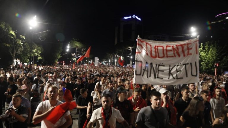 Bllokimi i rrugëve në Tiranë, policia procedon 16 protestues dhe shpall në kërkim 2 të tjerë