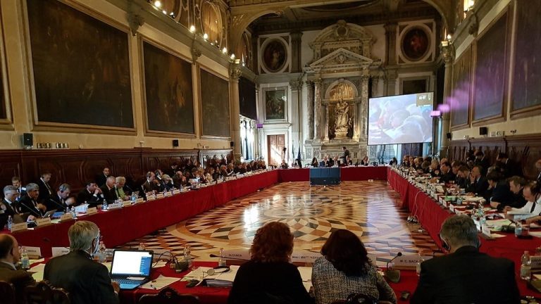 Komisioni i Venecias jep dritë jeshile me rezerva për ligjin e financimit të partive
