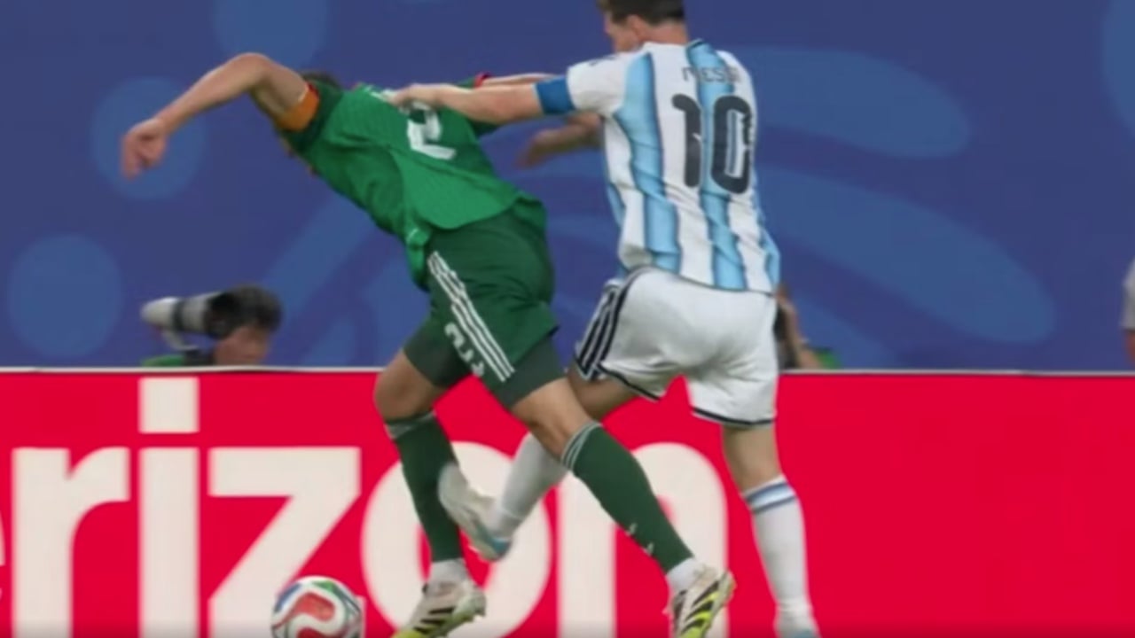 Messi në qendër të debatit pas Argjentinë–Algjeri: pse po kërkohet karton i kuq
