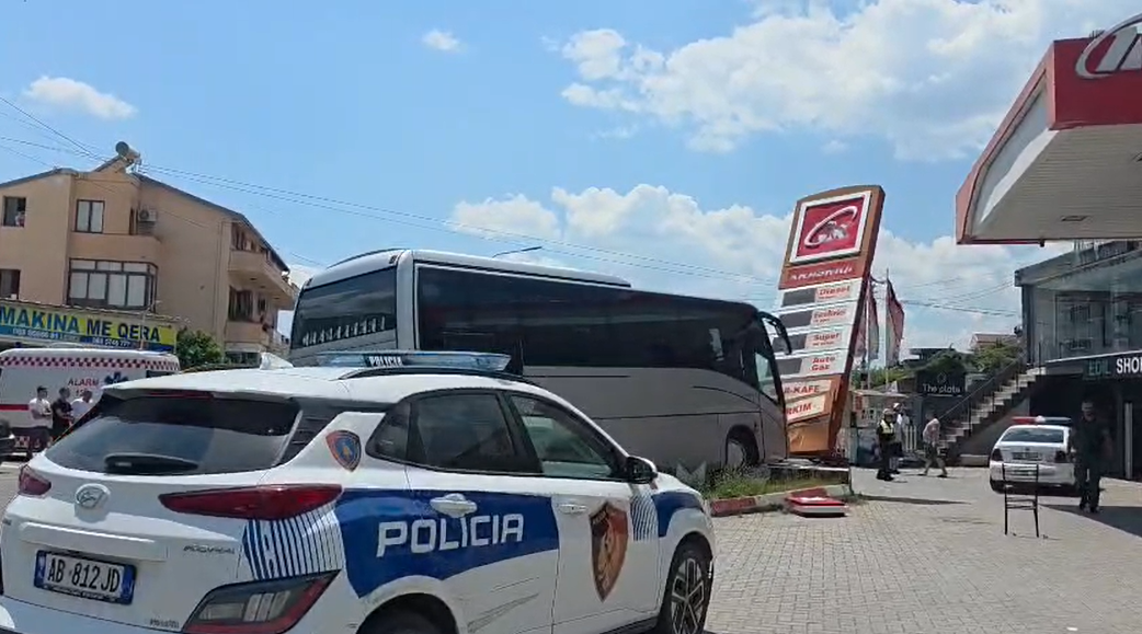 Aksident me autobus nxënësish në Elbasan, panik te fëmijët pas përplasjes