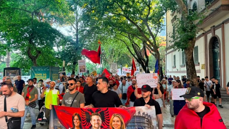 Dita e 19-të e protestës në Tiranë, marshimi devijon drejt Kuvendit me thirrje për mandate
