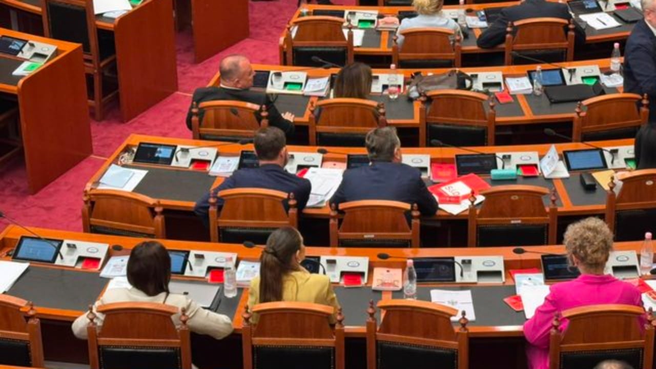 Pas largimit nga grupi i PS, mungon Marjana Koçeku në Kuvend dhe i zëvendësohet vendi