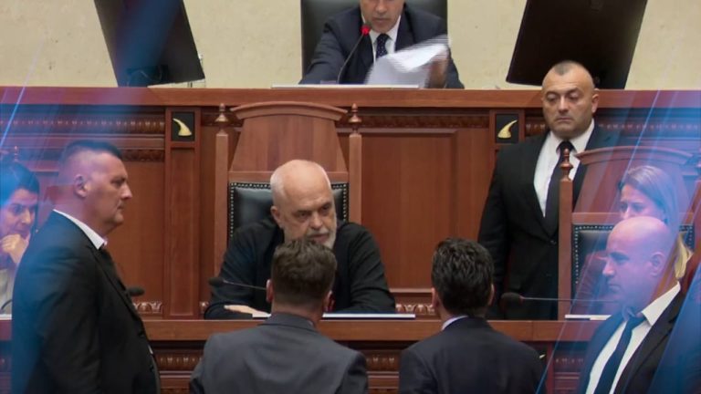 Përplasje në Kuvend mes Shehajt dhe Ramës për amnistinë penale, Kapri gris letrën me emrin e kryeministrit