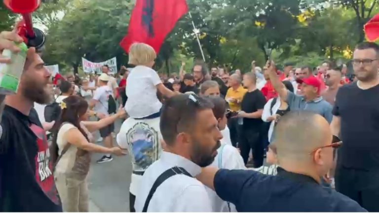 “Rama n’burg, Berisha n’burg”/ Protesta e 19-të shkon te selia e PD, raportohet përplasje