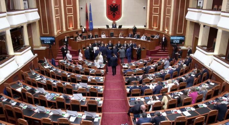 Seanca bllokohet sërish në Kuvend, opozita rrethon foltoren dhe Peleshi jep tjetër pushim