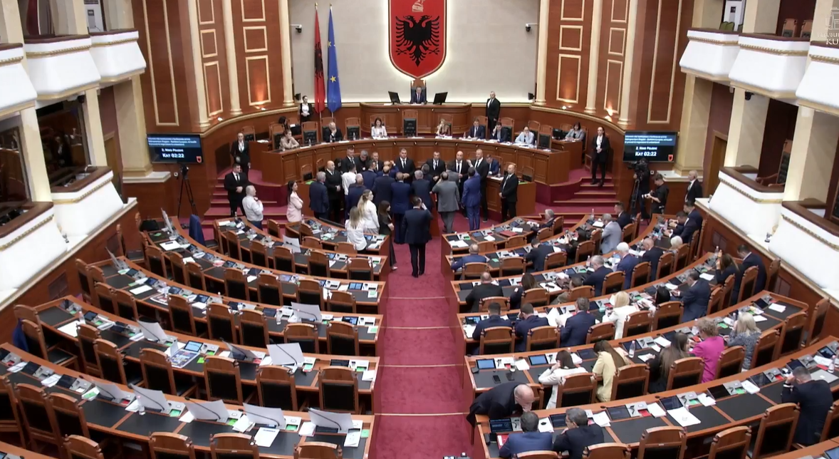 Seanca bllokohet sërish në Kuvend, opozita rrethon foltoren dhe Peleshi jep tjetër pushim