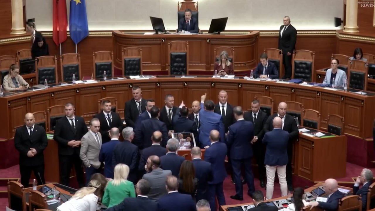 Seanca e Kuvendit bllokohet sërish, Peleshi jep pushimin e tretë pas përplasjes me PD