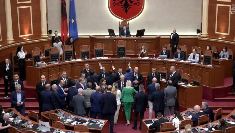 Seanca ndërpritet sërish pas tensioneve në Kuvend, opozita bllokon foltoren