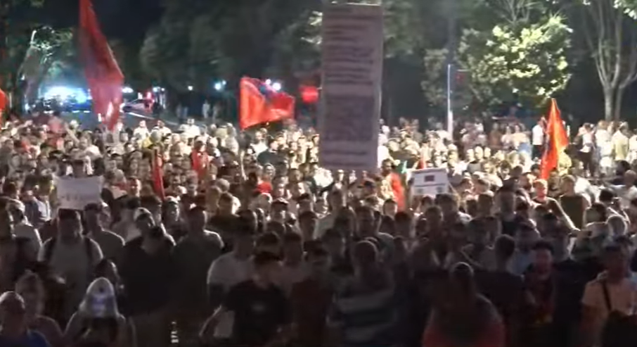 Dita e 20-të e protestës në Tiranë, marshim pas qëndrimit para Kryeministrisë