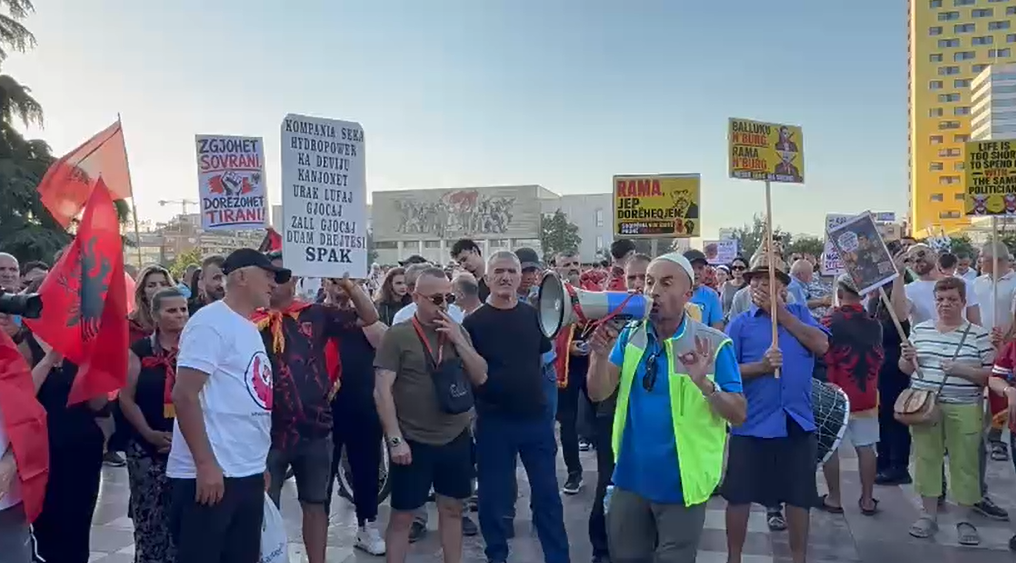 Protesta në Tiranë hyn në ditën e 20-të, organizatorët paralajmërojnë mbërritjen e diasporës