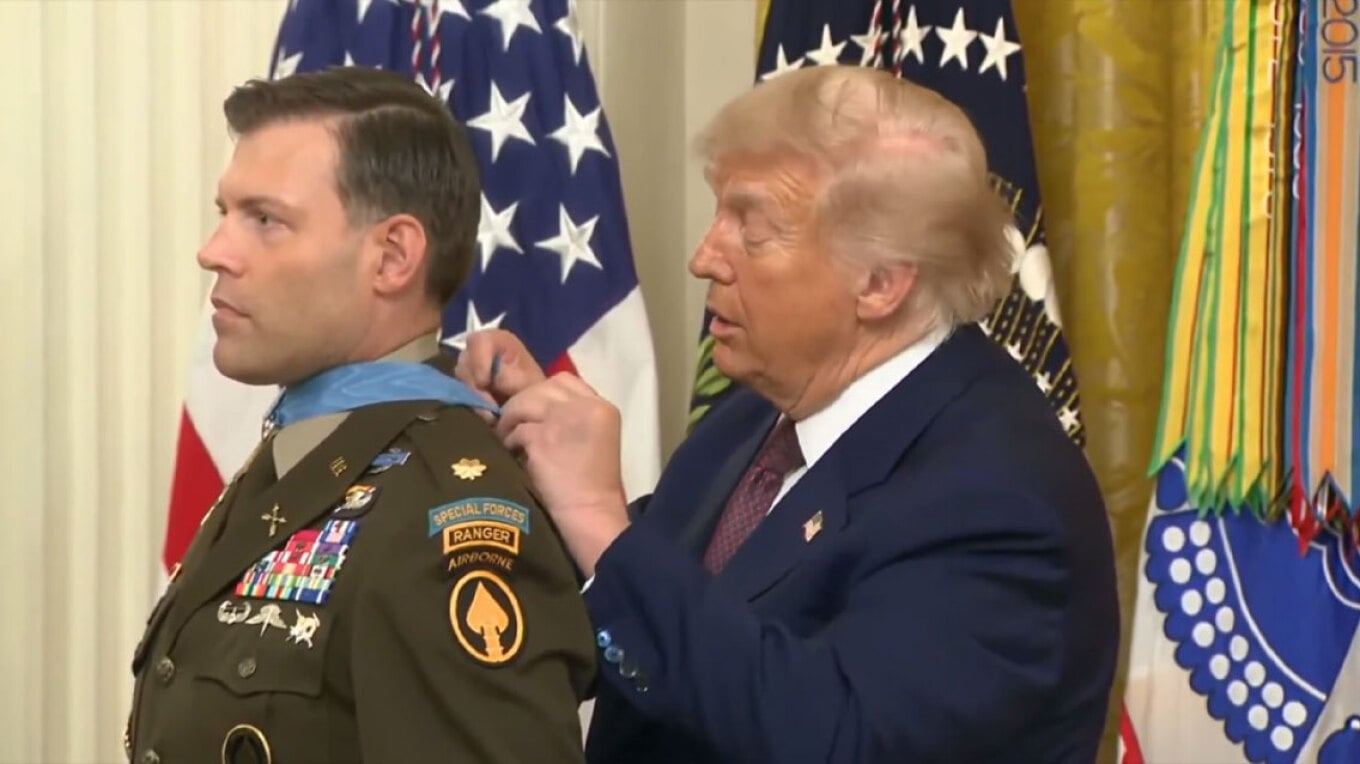 Trump has vështirësi me Medaljen e Nderit në Shtëpinë e Bardhë, pamjet bëhen virale