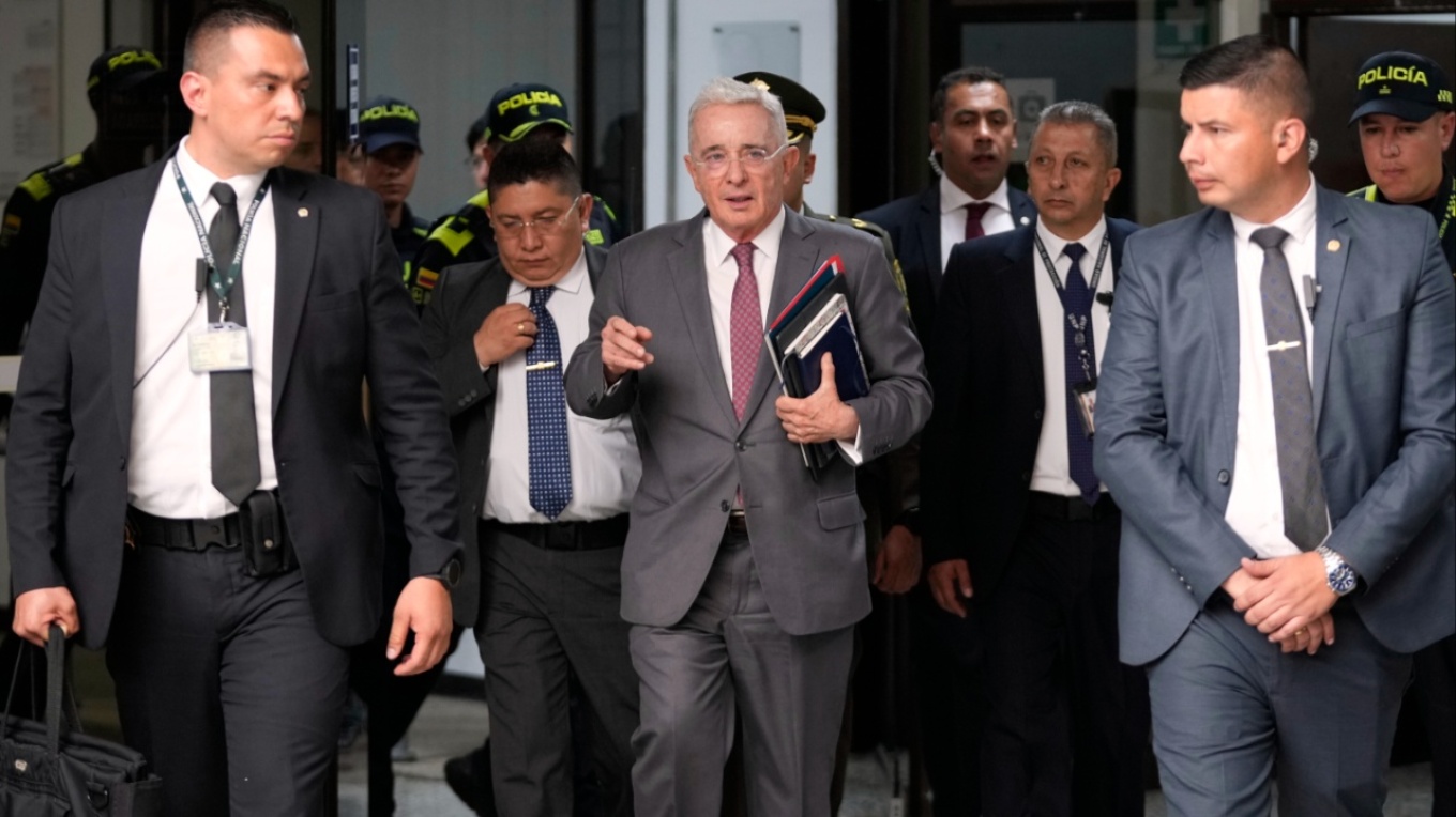 Ish-presidenti i Kolumbisë nën hetim për masakrat e viteve ’90, çështja shpërthen para zgjedhjeve