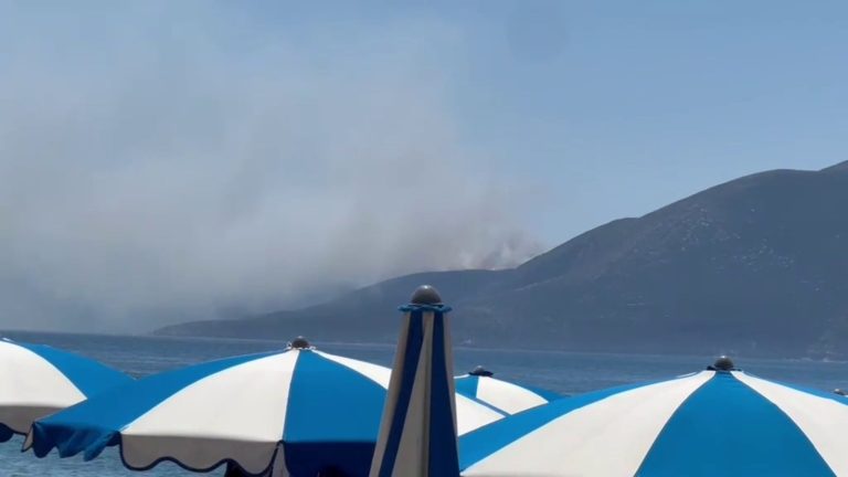 Zjarr në Karaburun, tym i dendur mbi vijën bregdetare: pa bilanc zyrtar për sipërfaqen e djegur
