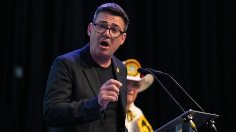 Andy Burnham hyn në garë për Labour, por frenon zërat për zgjedhje të reja në Britani
