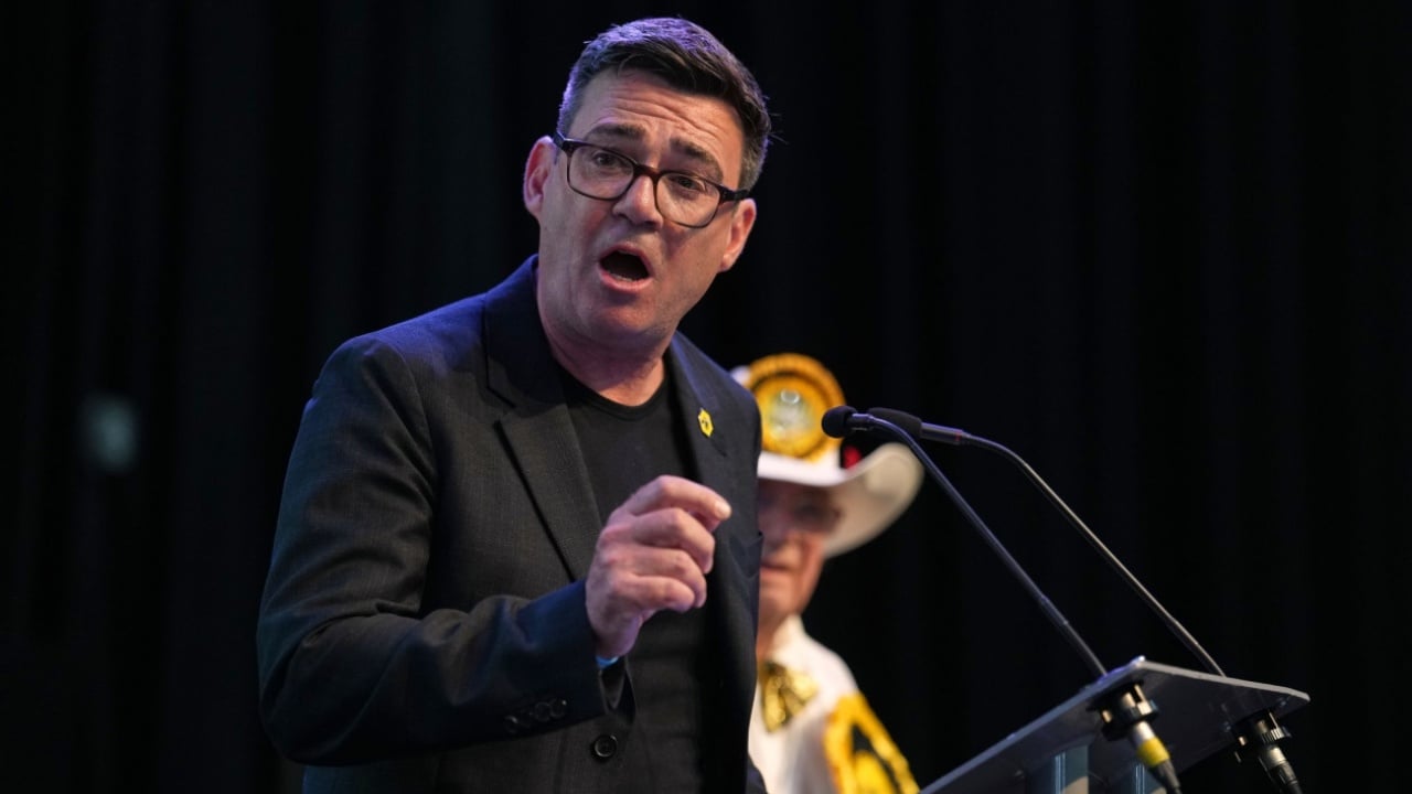Andy Burnham hyn në garë për Labour, por frenon zërat për zgjedhje të reja në Britani