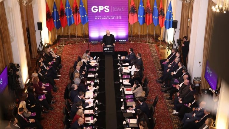 Rama mbledh PS pas protestave: më shumë terren, më pak ekran dhe presion mbi ministrat