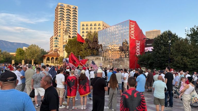 Dita e 27-të e protestës në Tiranë, tubim në “Skënderbej” dhe para Kryeministrisë
