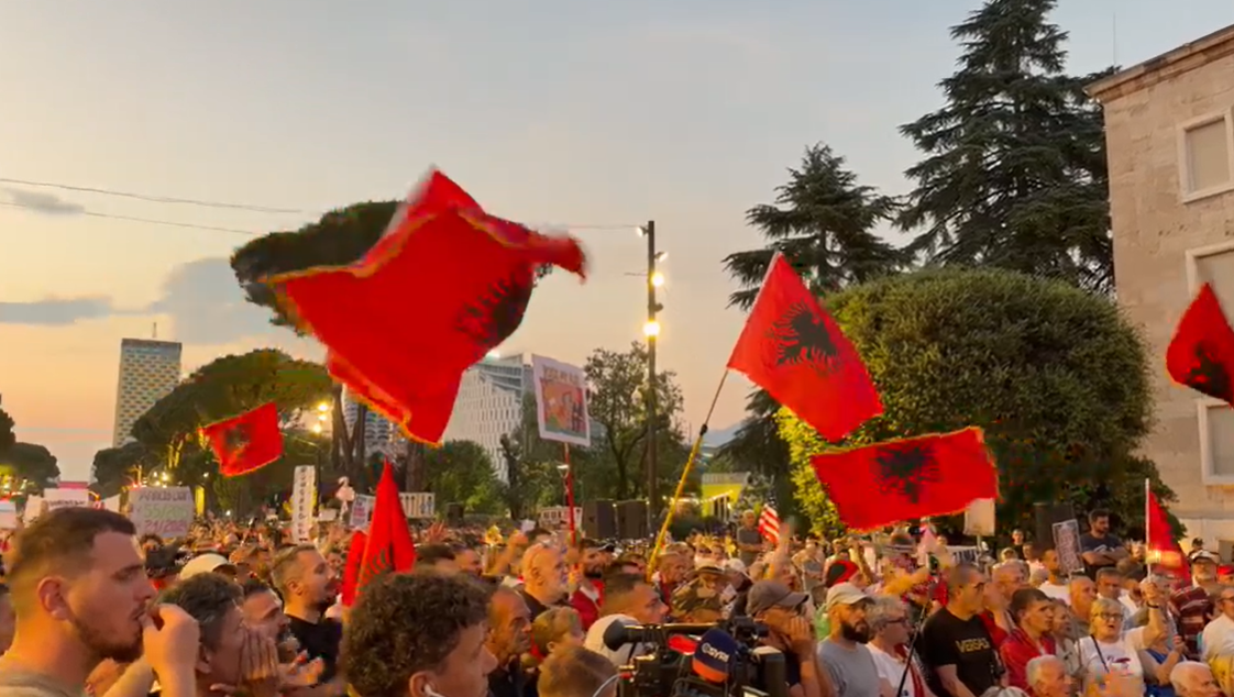 Dita e 27-të e protestës para Kryeministrisë, kërkohet qeveri teknike dhe dorëheqja e Ramës