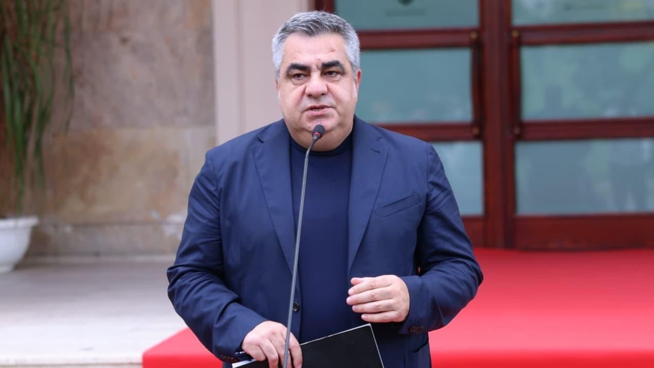 Gonxhja sulmon protestën nga mbledhja e qeverisë, qytetarët mbeten para Kryeministrisë