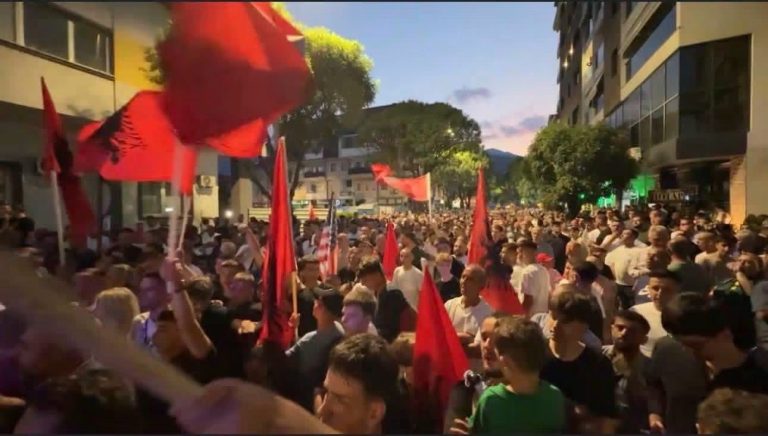 Protestë në Tetovë pas heqjes së emrit “Iliria”, sheshi rikthehet në “Marshall Tito”