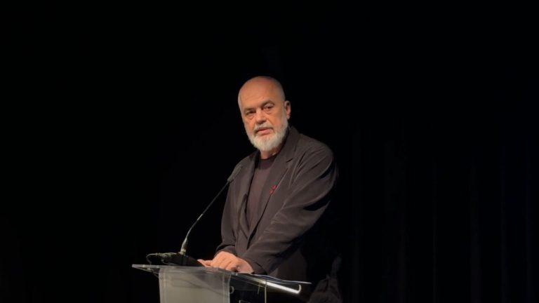 Rama sulmon protestat me gjuhë përçarëse dhe e shet Bënjën si provë të “zhvillimit”