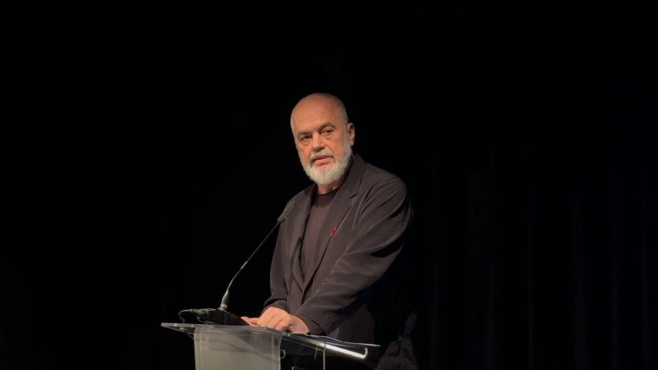 Rama sulmon protestat me gjuhë përçarëse dhe e shet Bënjën si provë të “zhvillimit”