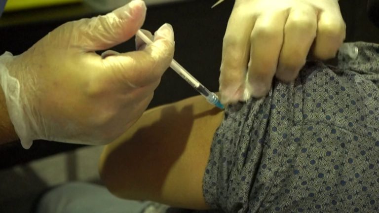 Studimi në JAMA: vaksina e përditësuar kundër Covid lidhet me më pak infarkt e goditje në tru
