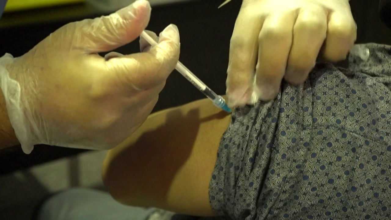 Studimi në JAMA: vaksina e përditësuar kundër Covid lidhet me më pak infarkt e goditje në tru
