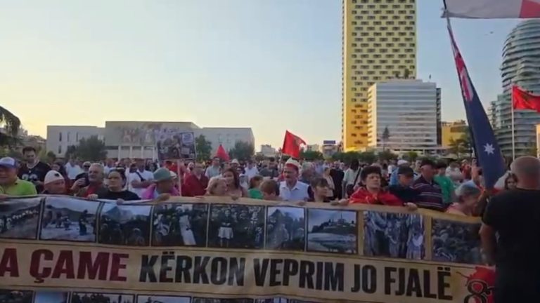 Protesta e 29-të para Kryeministrisë, policia procedon 31 persona në Tiranë
