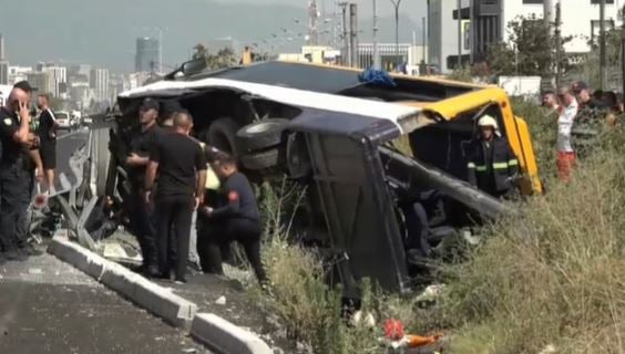 Aksident i rëndë në autostradën Tiranë-Durrës, dy viktima pasi autobusi doli nga rruga