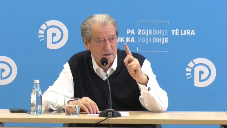 Berisha pas tensioneve te protesta para Kuvendit: Policise i faturon “egersi”, kerkon lirimin e te shoqeruarve