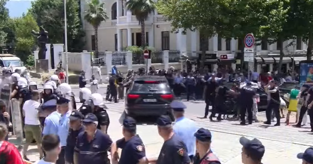 Përplasje te Kuvendi, policia shoqëron disa protestues; mes tyre edhe Dritan Goxhaj