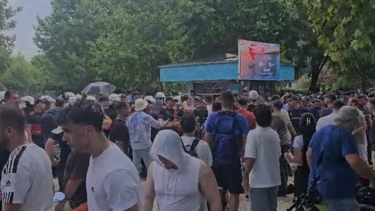 Shoqërimi i protestuesve pas përplasjes te Kuvendi, qytetarët marshojnë te Policia