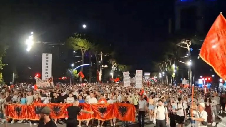 Dita e 29-të e protestës në Tiranë, organizatorët paralajmërojnë: Mos bini pre e provokimeve