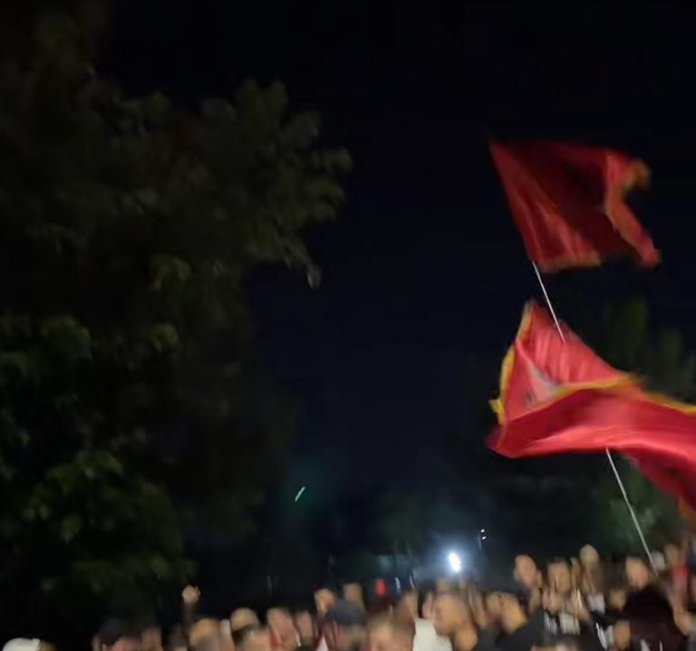 TIRANA NUK FLE! Mijëra protestues marshojnë drejt Rinasit, bllokohet qarkullimi në aksin kryesor
