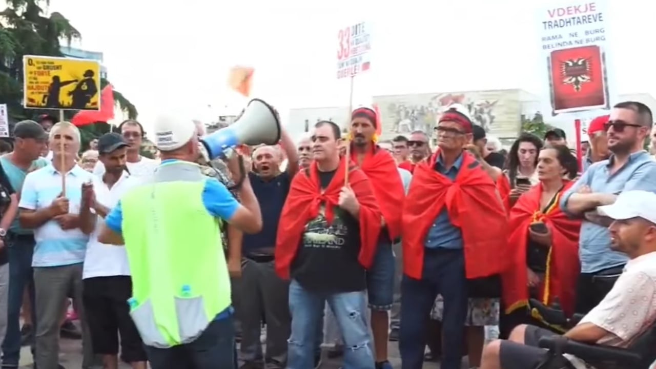 Dita e 33-të e protestës në Tiranë, pas tensioneve te Kuvendi: “Nuk dorëzohemi”