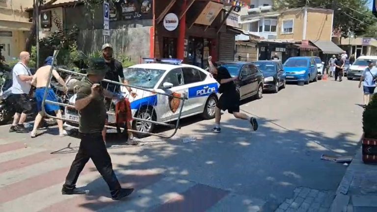 Përshkallëzim te Kuvendi: protestuesit dëmtojnë makinën e policisë, disa të arrestuar