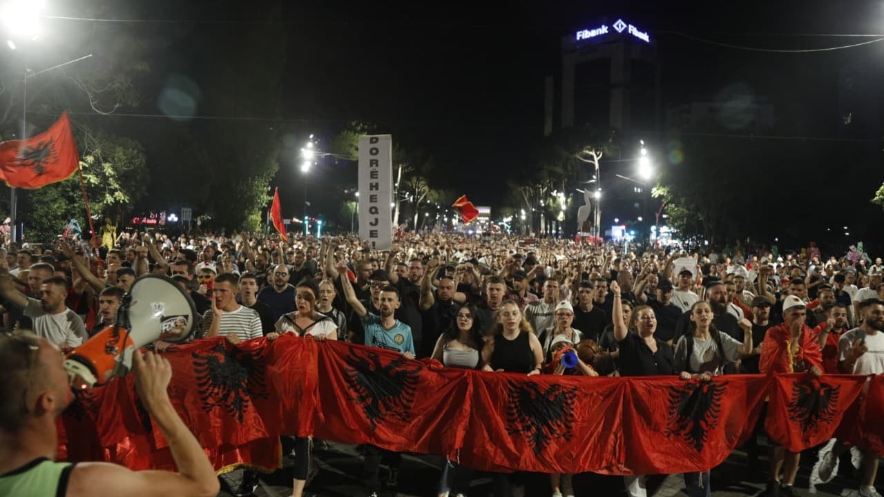 Dita e 33 e protestës në Tiranë, marshim te Komisariati nr. 3 dhe thirrje për lirimin e të arrestuarve