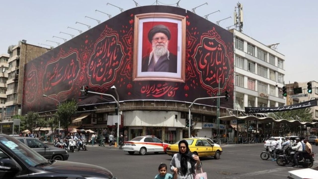 Irani drejt funeralit të Khameneit, qytetet kryesore bllokohen nga mobilizimi dhe siguria