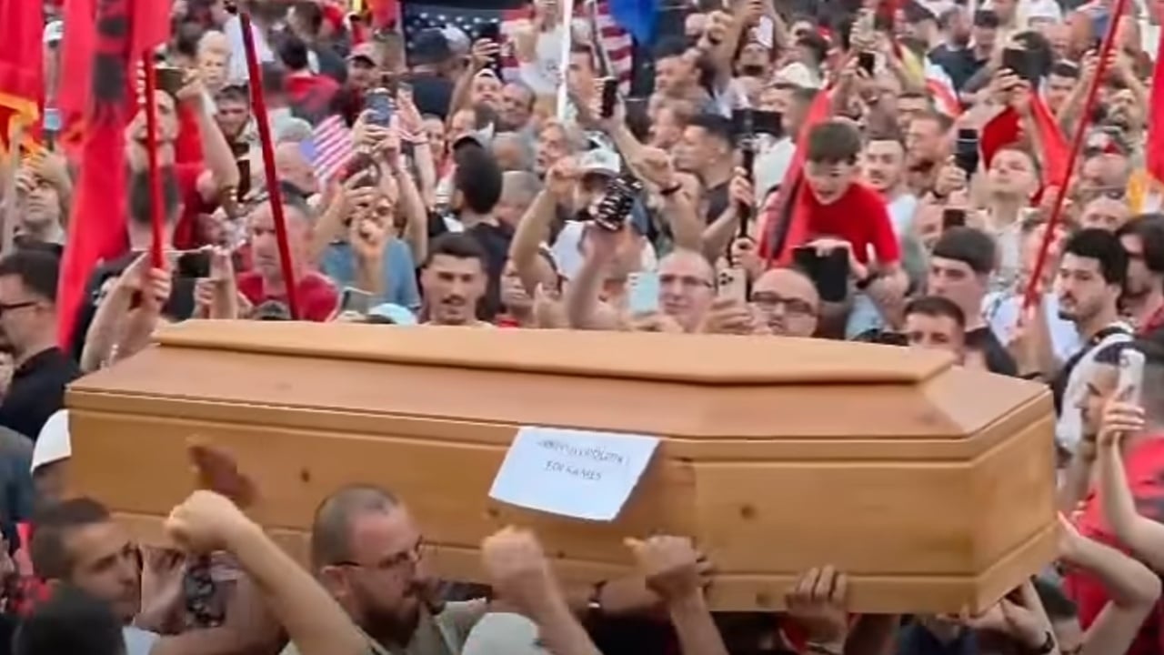 Erion Braçe sulmon protestuesit për arkivolin: “Simbolizon vdekjen, kjo shkon përtej urrejtjes”