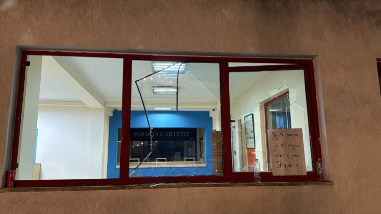 Tensione te Komisariati nr. 3, thyhen xhamat ne proteste dhe policia nderhyn me uje