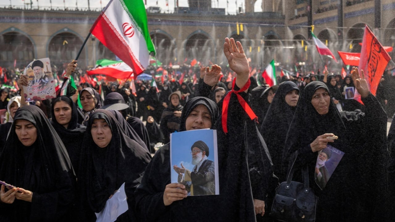 Varrimi i Ali Khameneit në Teheran, turma me thirrje kundër SHBA-së dhe pikëpyetje për Mojtaban