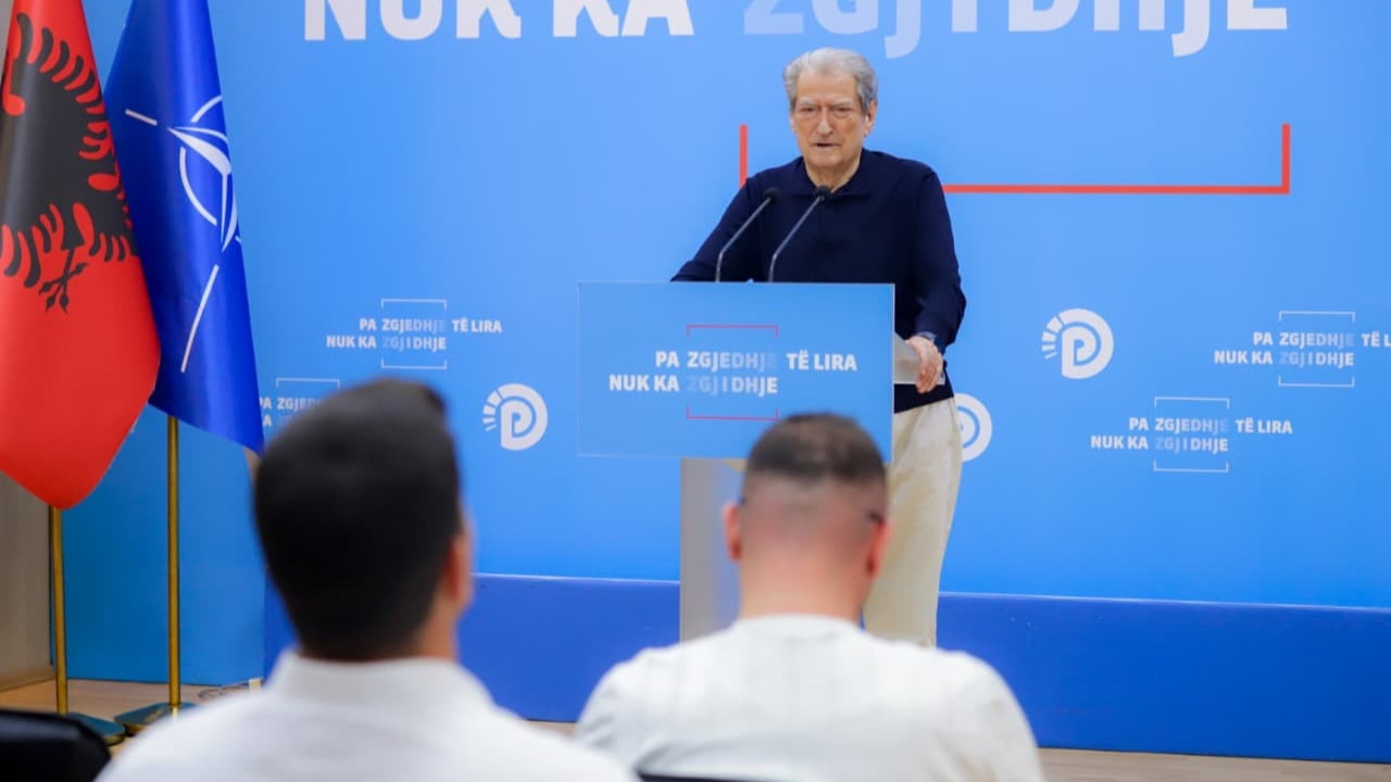 Berisha pas protestës: Rama duhet të largohet, flet për “funeral politik” para Kryeministrisë