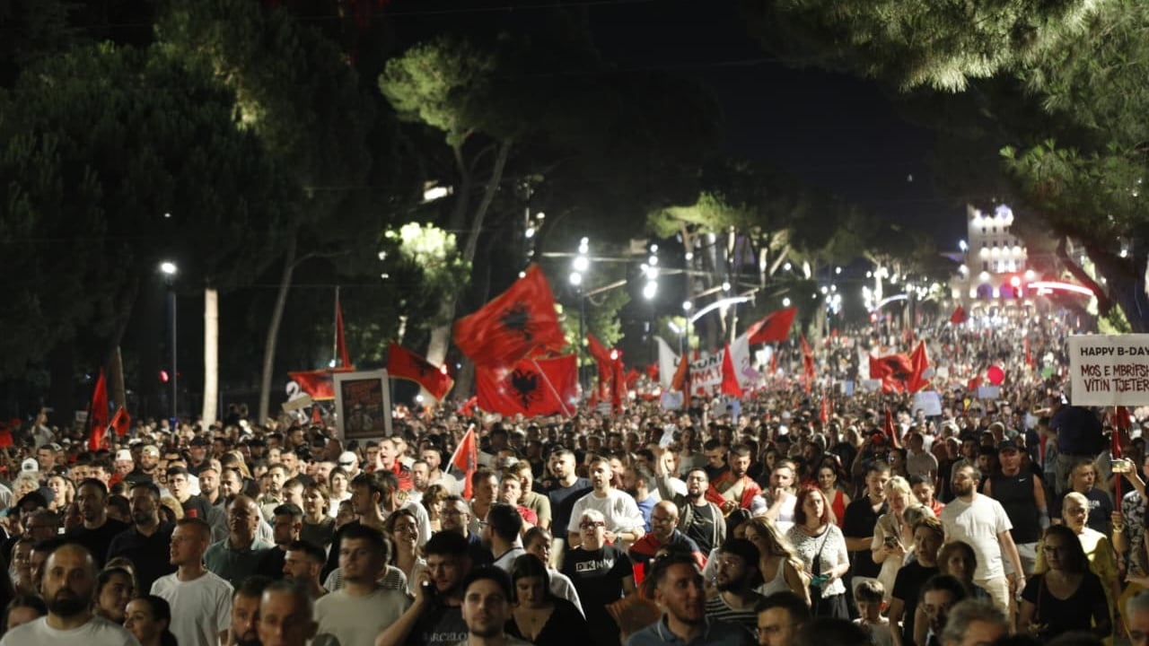 Dita e 35-të e tubimit në Tiranë, protestuesit marshojnë drejt komisariatit