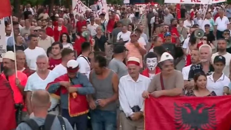 Dita e 36 e protestës para Kryeministrisë, lirohen të arrestuarit pas tensioneve te Kuvendi