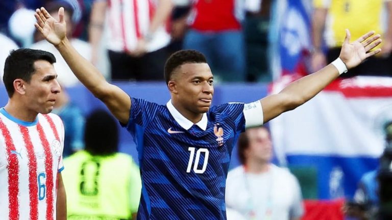 Franca kalon ngushtë Paraguain me penalltinë e Mbappe dhe gjen Marokun në çerekfinale